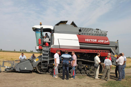 Компания &laquo;Югпром&raquo; представила кубанским рисоводам комбайн VECTOR 450 Track в&nbsp;рисоуборочной комплектации